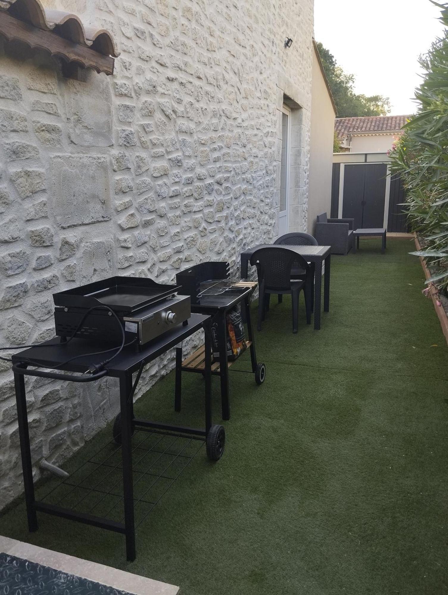 Bienvenue Au Pied Des Alpilles Apartment Saint-Etienne-du-Gres Exterior photo
