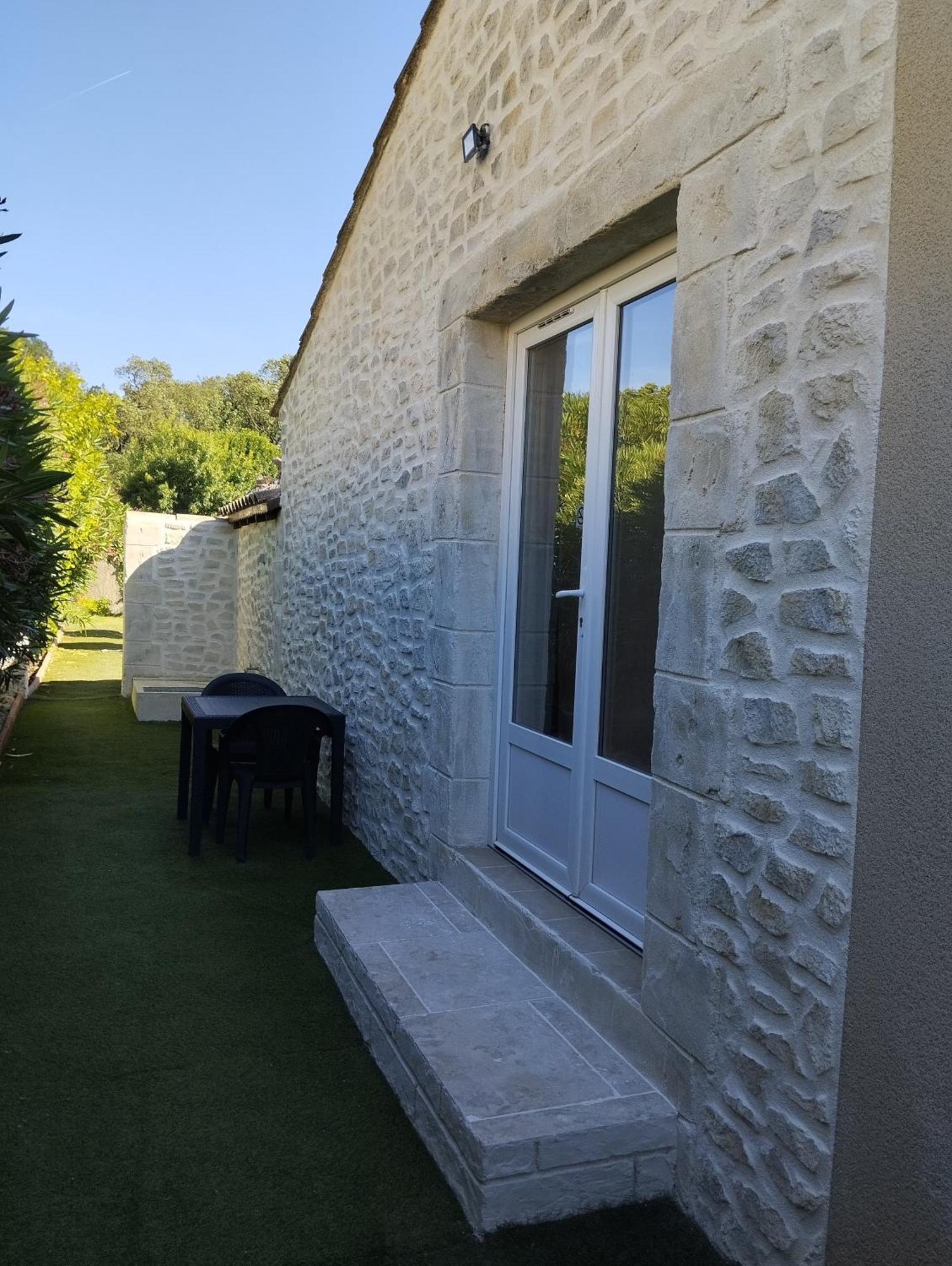 Bienvenue Au Pied Des Alpilles Apartment Saint-Etienne-du-Gres Exterior photo